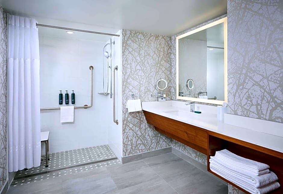 DoubleTree by Hilton Windsor Hotel & Suites