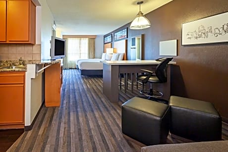 Studio with Two Double Beds and Accessible Tub - Disability Access