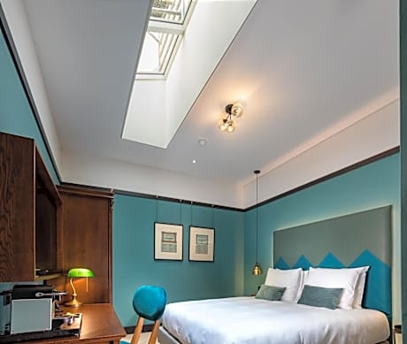 Basic Twin Room - Skylight (No Windows)