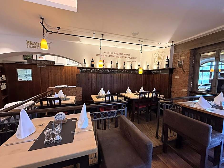 Brauerei Gasthaus Lohhof im Münchner Norden, direkt an der S1, nähe vom Flughafen, Zentrum, A92, Allianz Arena, Ruderregatta und Schießanlage G- Hochbrück entfernt, Internationale Küche