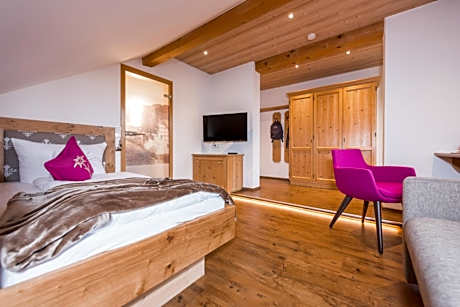 Superior Single Room with Balcony and Mountain View