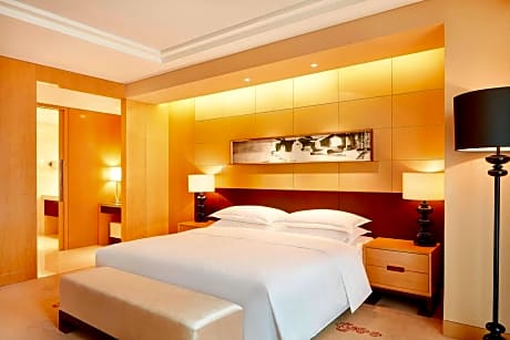 Deluxe One-Bedroom King Suite