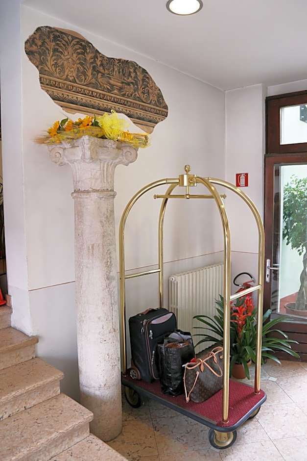 Hotel Mantegna Stazione, MantegnaHotels