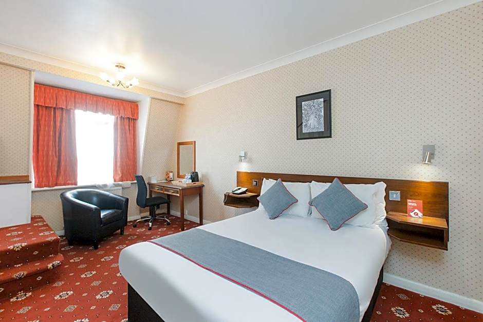 OYO Stade Court Hotel