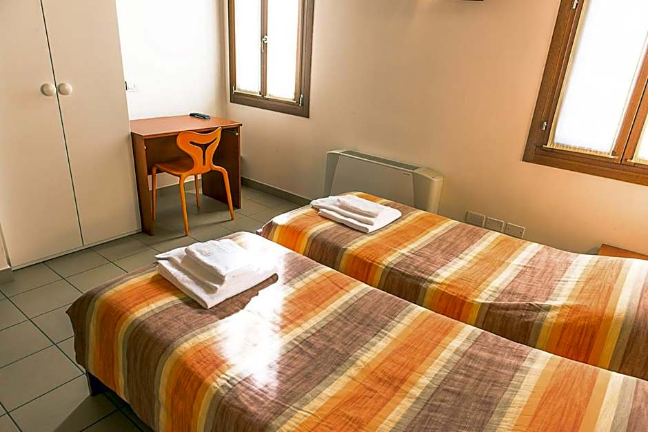 Foto 1 di 6 di 1 Double Bed or 2 Beds
