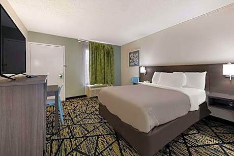 1 King Bed, Nonsmoking