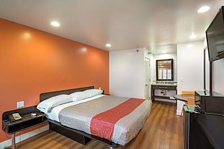 1 Queen Bed | Mob Acc RI Shwr Nsmk Micfridg