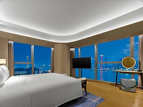 Deluxe King Suite