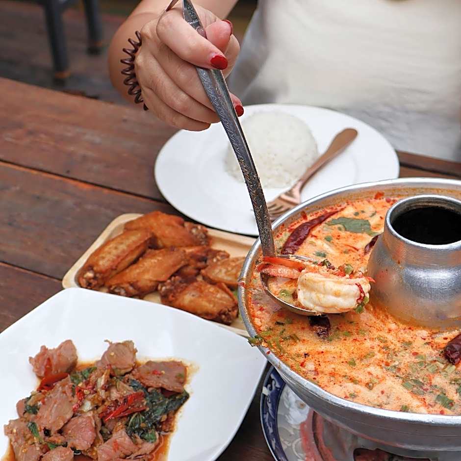 Baanrongmai Canal Front Cafe & Homestay 