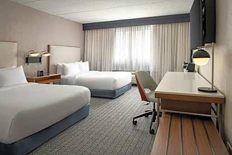 Queen Room with Two Queen Beds and Roll-In Shower - Mobility Access