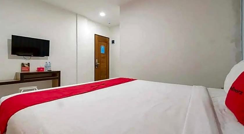 RedDoorz Plus @ Cemara Asri Medan