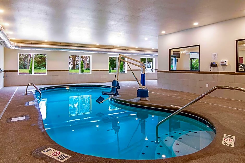 Comfort Suites Wooster near University Campus