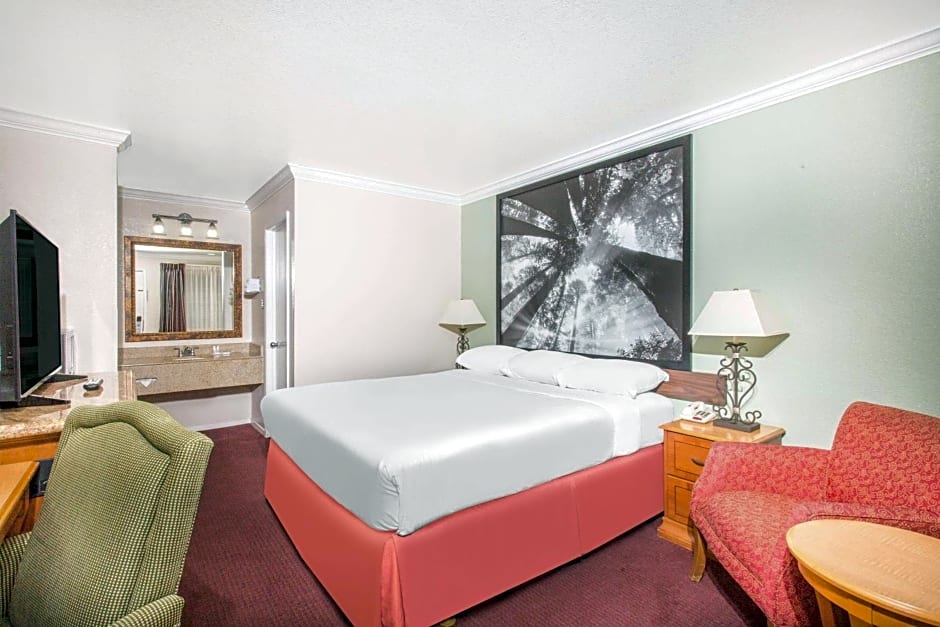 Upper Lake Inn & Suites