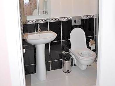 Huxley Hotel and Aparts Old City