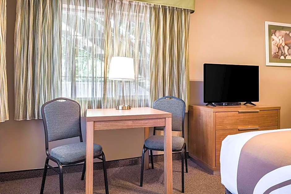 Quality Inn & Suites Bainbridge Island