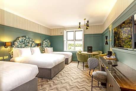 Family Room (2 Adults + 2 Children)