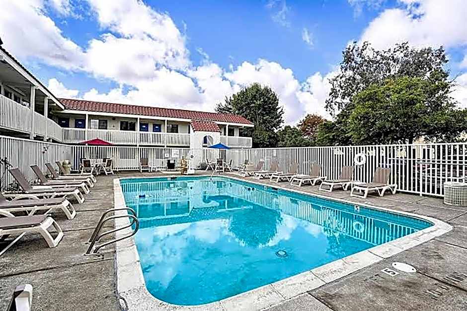 Super 8 by Wyndham Petaluma