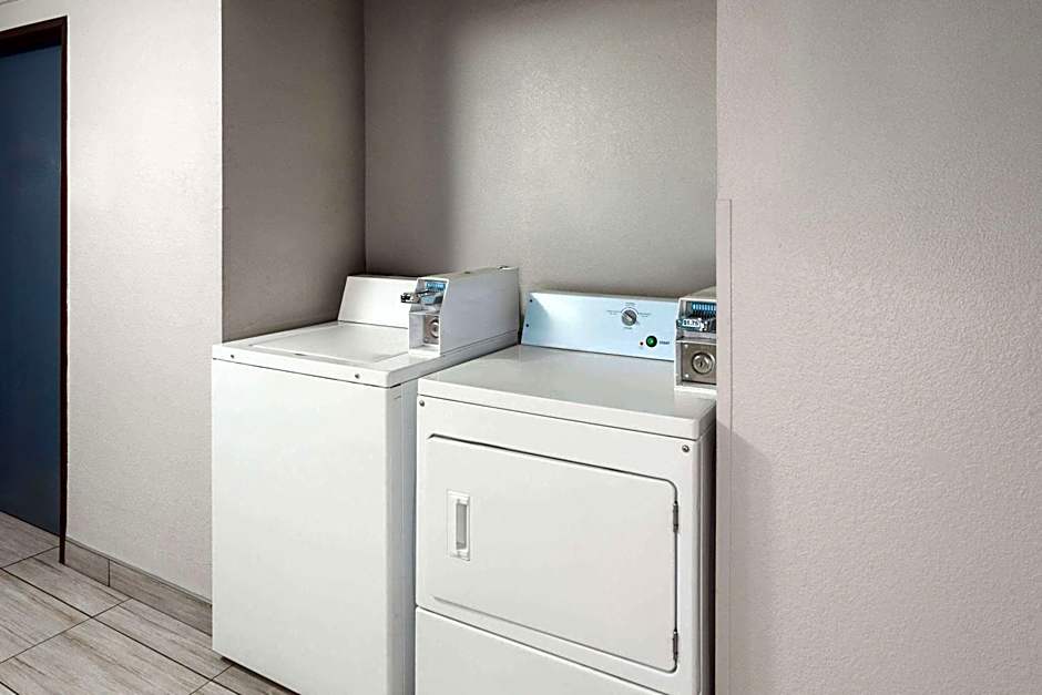 Super 8 by Wyndham Romeoville Bolingbrook