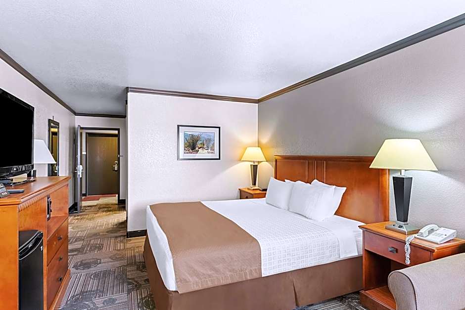 Photo 1 of 5 of 1 King Bed, Hearing/Mobility Accessible