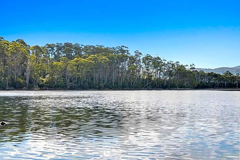 The Fox and Hounds Historic Hotel