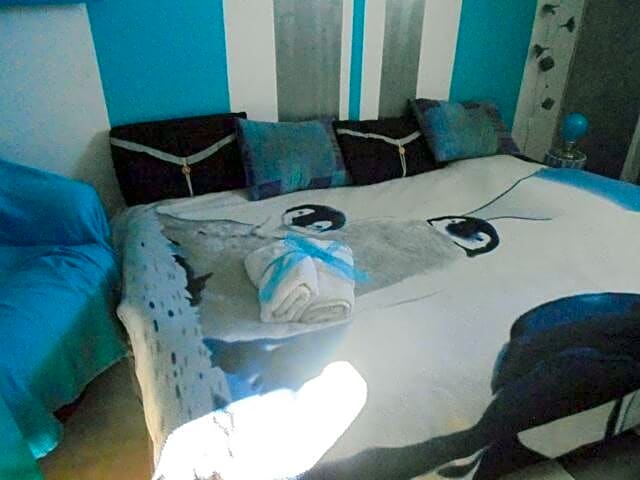 blue room, kitchenette