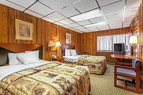 3 Double Beds, Suite, Nonsmoking