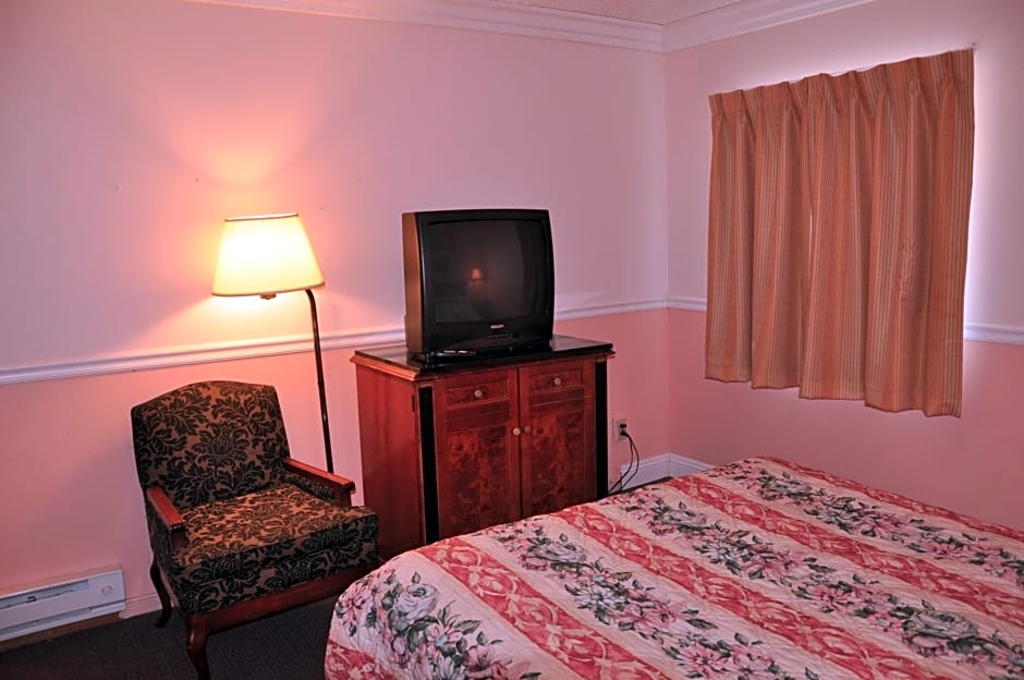 Super 8 by Wyndham Hayward Downtown