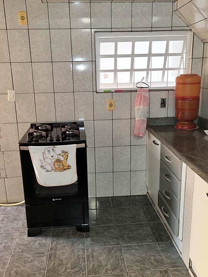 Casa com dois quartos,dois banheiros,sendo uma suíte,sala de estar cozinha e garagem