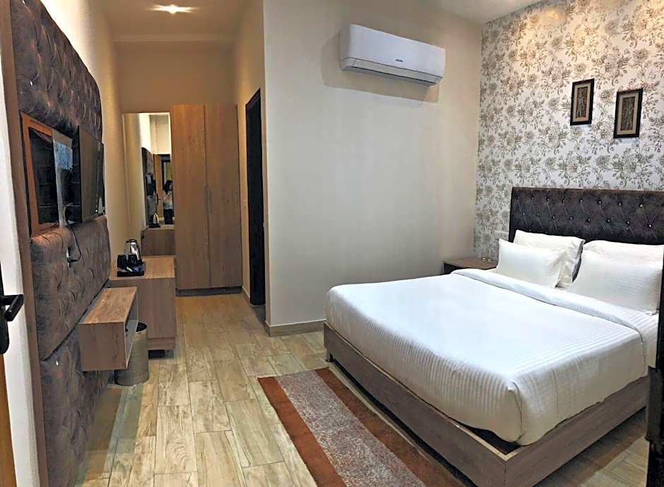 SPT Clarks Inn Suites, Mandi