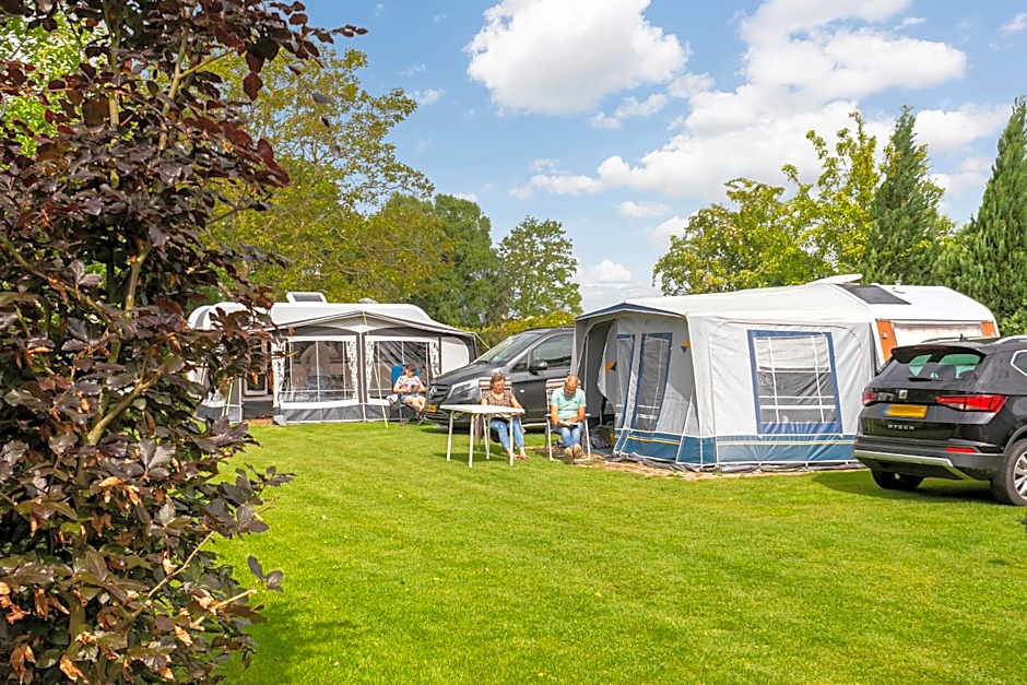 Ruime caravan op gezellige minicamping