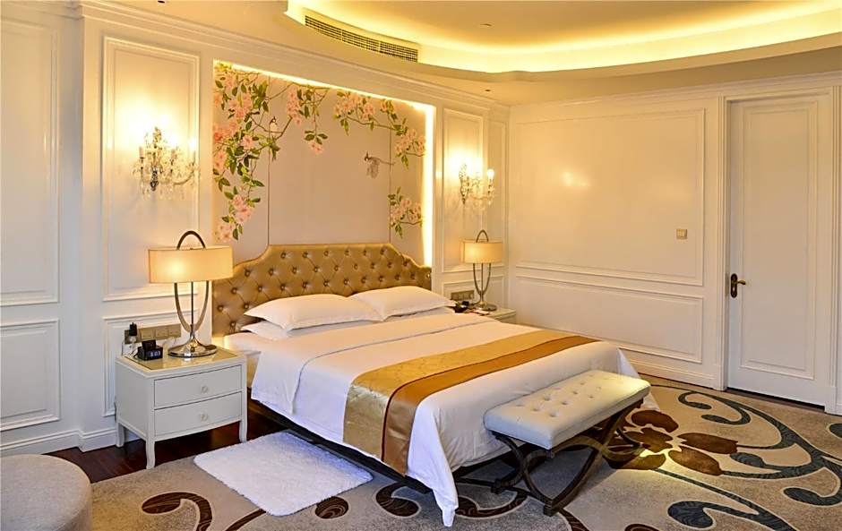 Zdjęcie 1 z 4 — Presidential 1 King Bed Suite, Smoking