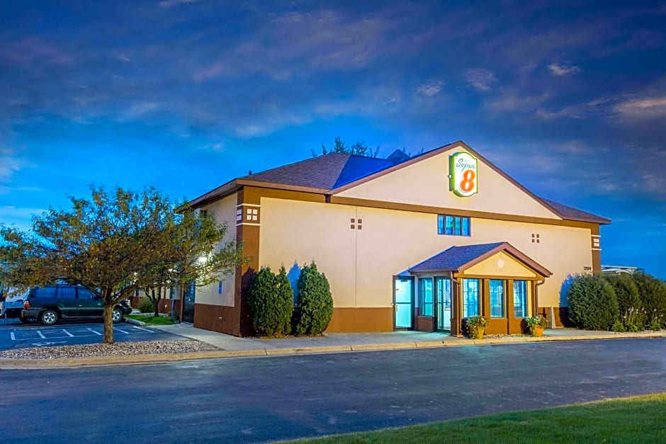 Super 8 by Wyndham Fairmont