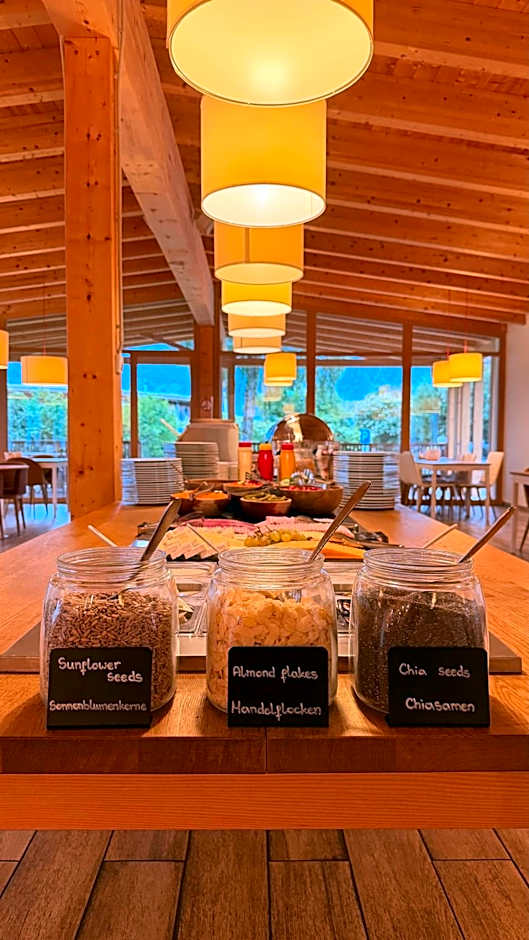 Seehotel am Hallstättersee modern rooms with AC