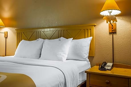 Queen Room - Accessible/Non-Smoking
