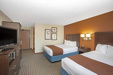 Queen Room with Two Queen Beds and Roll-In Shower - Mobility Accessible/Non-Smoking