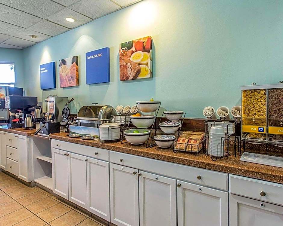 Comfort Inn & Suites Levittown