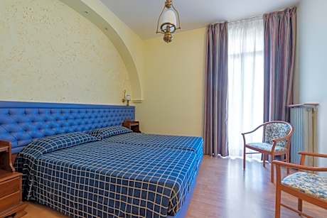 Twin Room with Partial Lake View