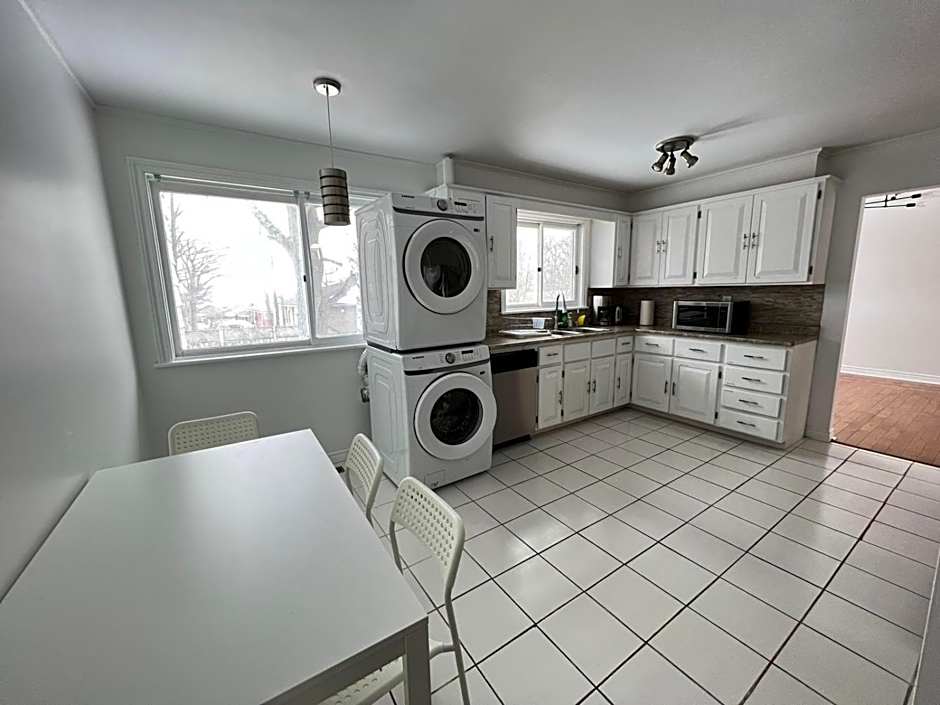 Letitia Heights !D Quiet and Stylish Private Bedroom with Shared Bathroom