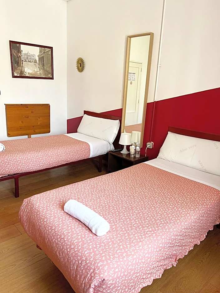 Doble Room with Extra Bed and Shared Bathroom — 11 fotoğraftan 1. fotoğraf