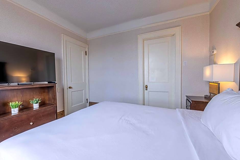 Prince Arthur Waterfront Hotel & Suites