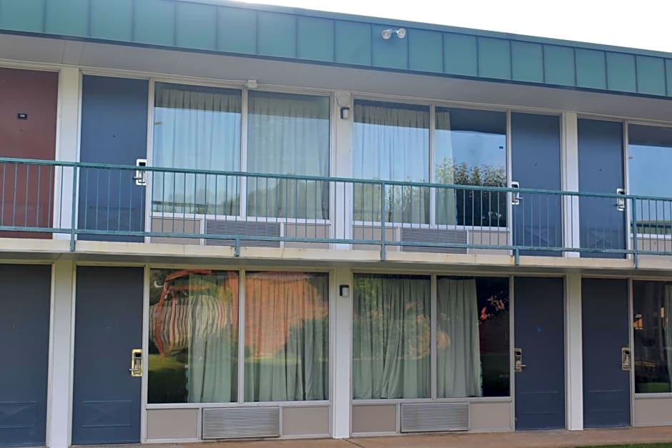 Super 8 by Wyndham Riverside AL