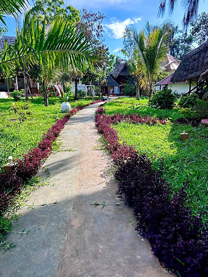 Tropinest bungalows & hostel