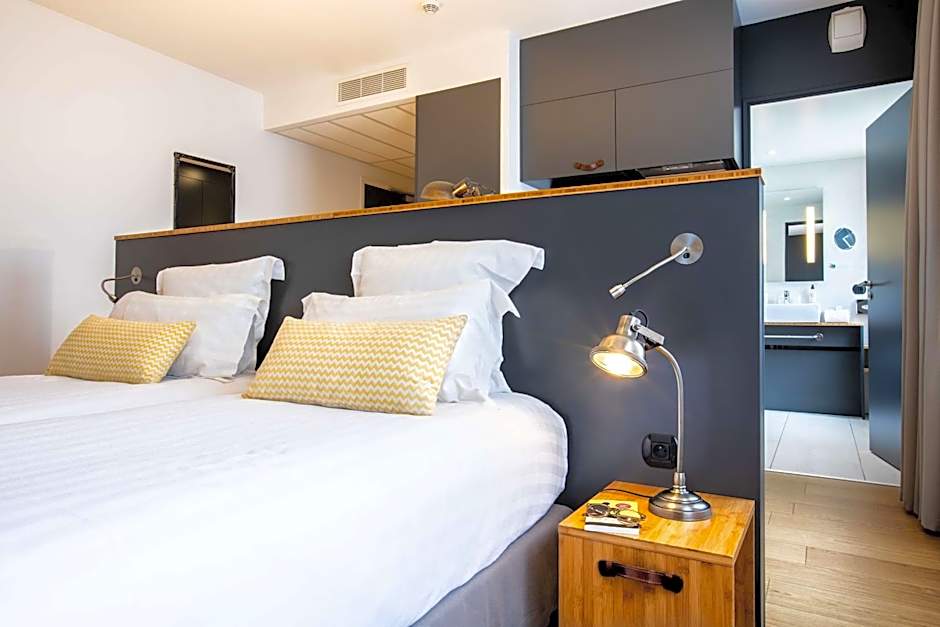 Best Western Plus Suitcase Paris La Defense