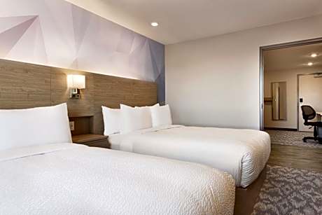 Deluxe Queen Suite - Non-Smoking