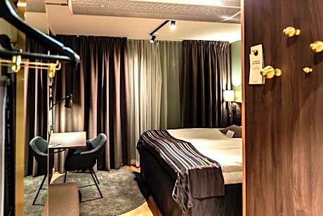 Queen Room without Window