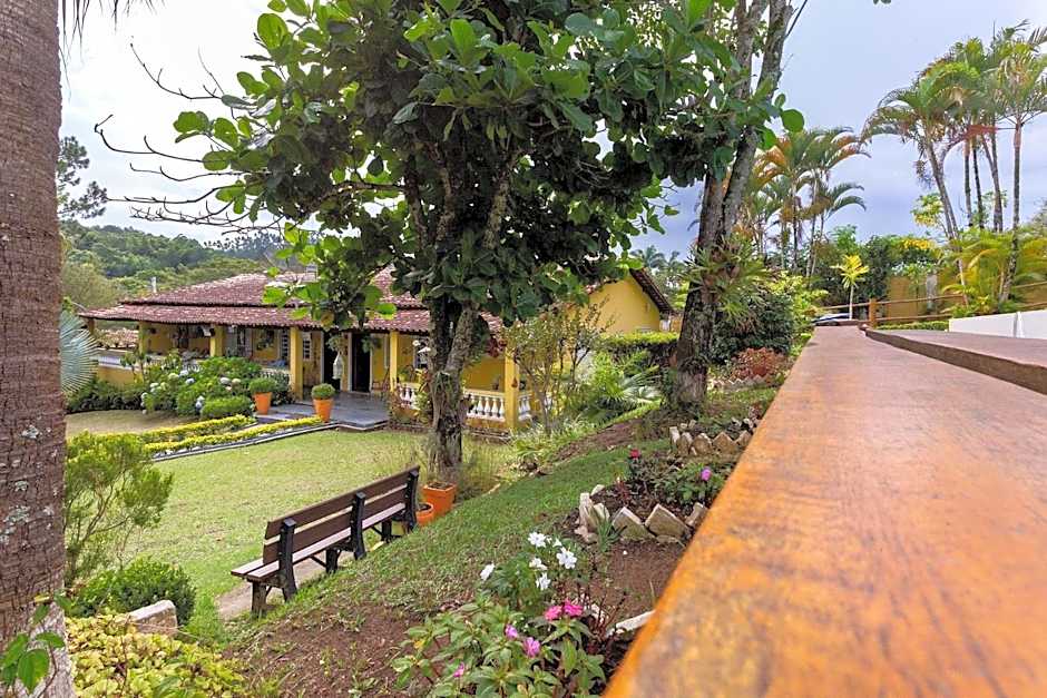 Piscina, jardim, área gourmet e vista arborizada