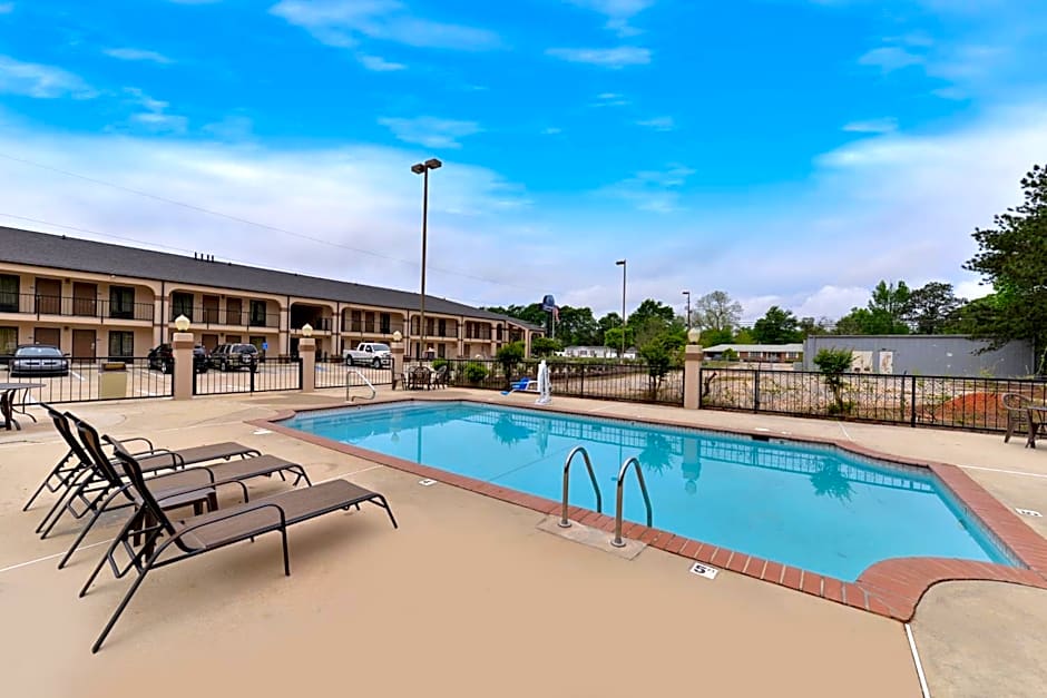 Mockingbird Inn & Suites