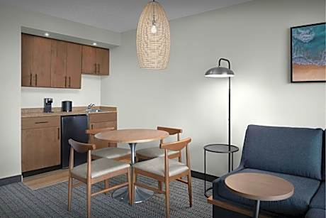 One-Bedroom Corner Double Suite with Sofa Bed and Oceanfront - Hearing Accessible