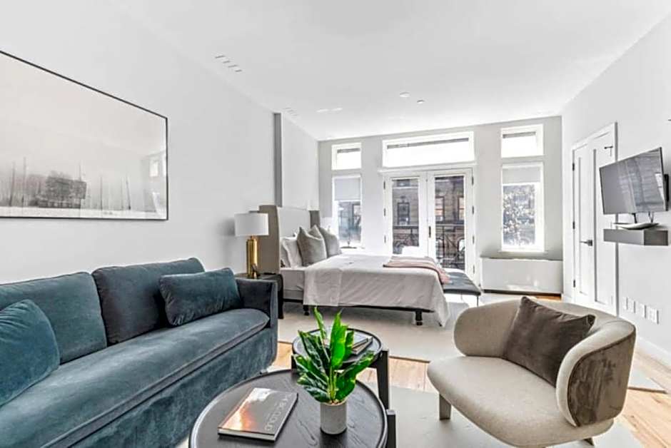 Luxe Studio w Juliet Balcony in Upper East