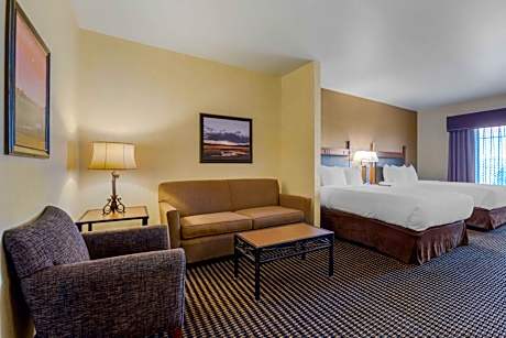 Queen Suite with Two Queen Beds with Sofa Bed - Non-smoking